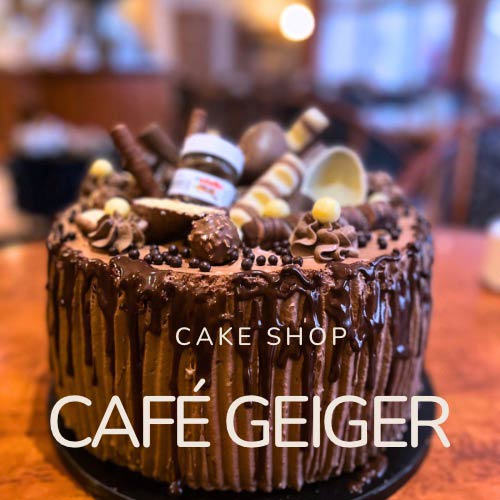 Eine kunstvoll dekorierte Schokoladentorte mit Pralinen und Mini-Nutellaglas